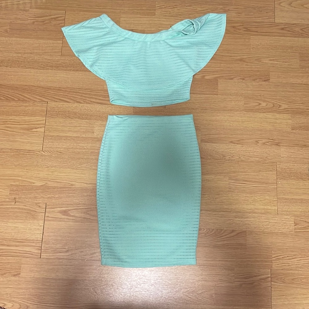 TOP 10 NEW WITH TAGS MINT COLOR TWO-PIECE CROP OFF SHOULDER TOP AND PENCIL SKIRT